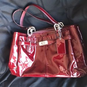 Coach bag in patent leather deep red/maroon